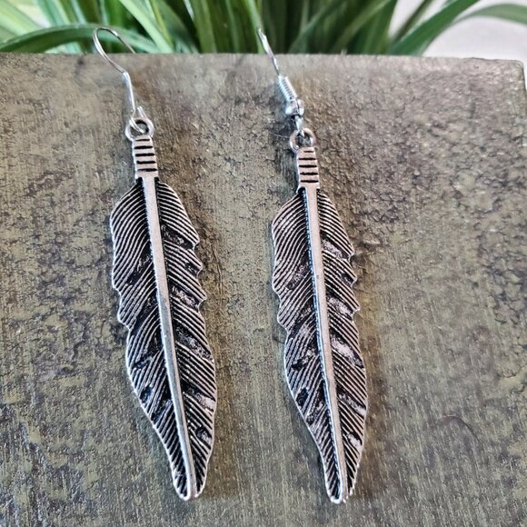 Silver Tone Feather Dangle Earrings 💥3 for $12💥 - Picture 1 of 12